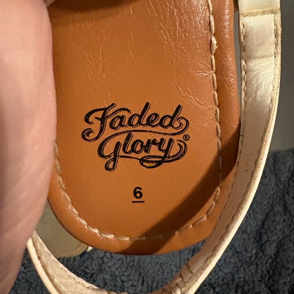 Women’s FADED GLORY cream leather ruffled strap sandals SIZE 6 - Picture 4 of 4